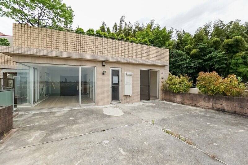室内側を見たカット。いかにも開放感がありそうなお部屋が……！