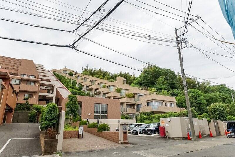 2004年に竣工した、総戸数25戸のひな壇型マンション。細則はありますが、2匹までペットの飼育が可能です（大型犬可）。