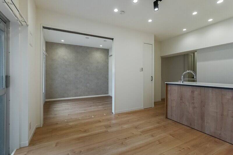 すぐ隣には洋室が。寝室がひと部屋で十分なら、扉を開けてLDKの延長のように使うのも◎ その場合は、約14.7帖の一体感ある空間として使えますよ。