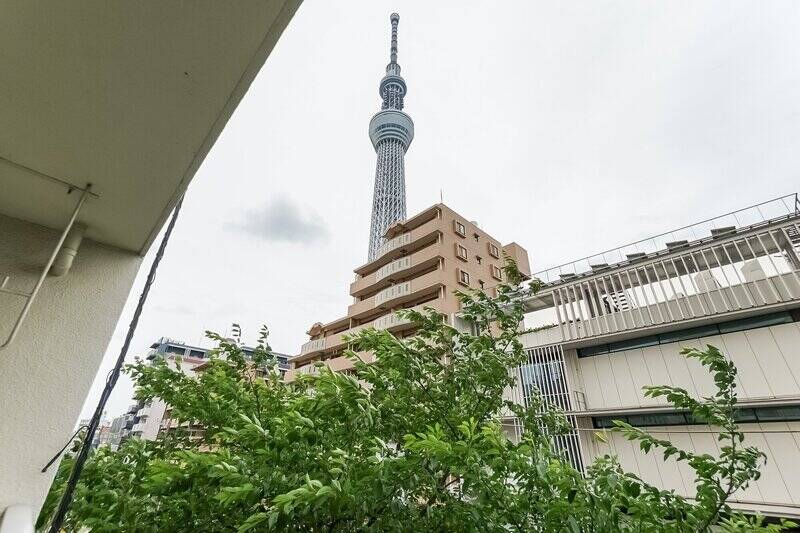 「東京スカイツリー」がこんなに近くに！ 毎日見ていても、つい見上げたくなりそうです♡ 友人が遊びに来たら、まずはこの景色を見てもらいたくなりますね。