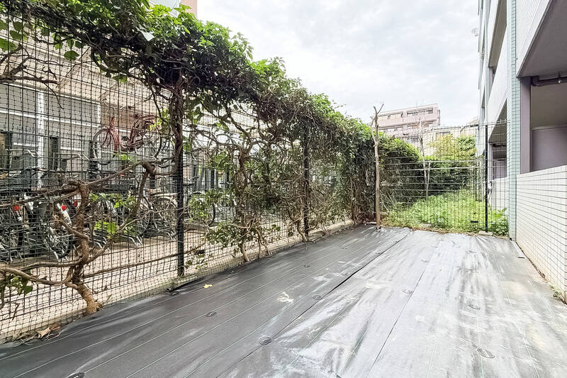 1階に所在するこちらの住戸には、約15㎡の専用庭が付いています！ お家にいながらも外時間を楽しめるのはうれしいですね♪