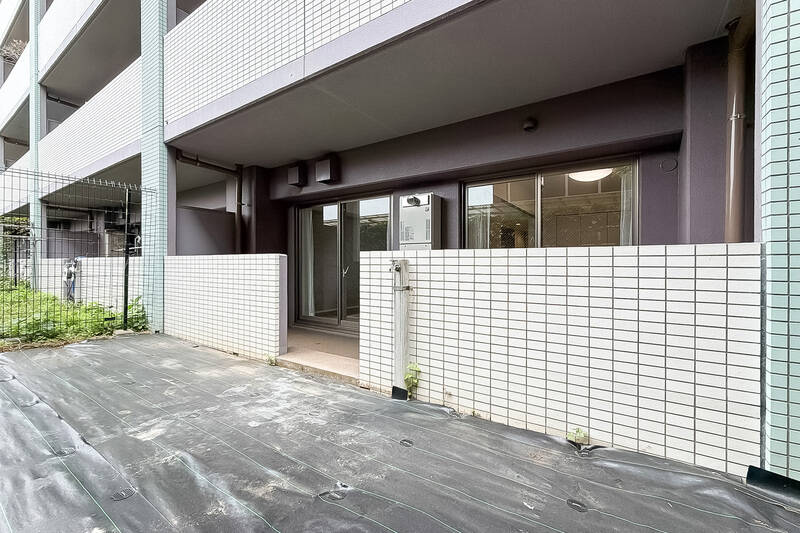 住戸側にはテラスも設けられています。お子さまが庭で遊んでいるのを、屋根の下の日陰から優雅に見守れますよ！（笑）