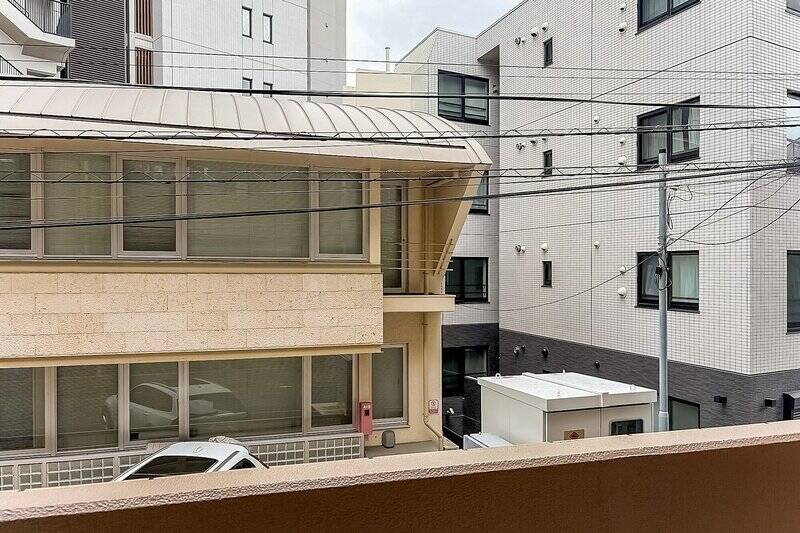 道路を挟んで正面に建物があります。