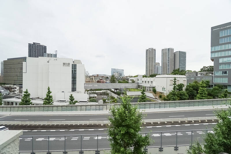 北西側の掃き出し窓から外に出ると、眼下には首都高速道路が。行き交う車の上には大きく開けた空を楽しむことができます。