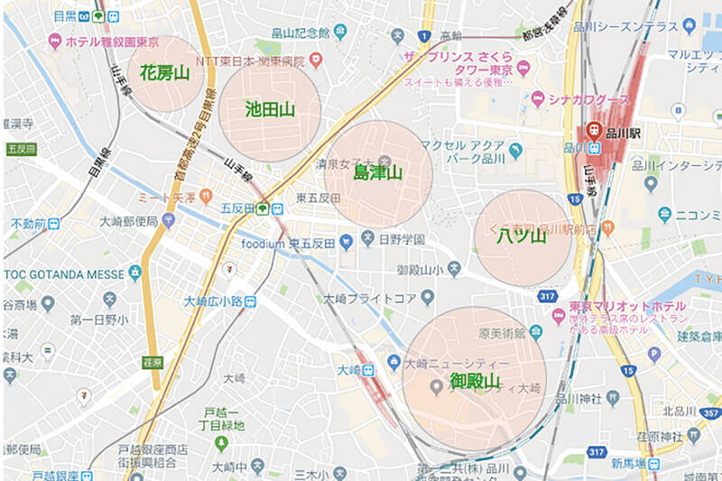 暮らしの舞台となるのは、高台の邸宅街として名を馳せる「城南五山」のひとつ “池田山エリア”。「城南五山」とは、「池田山」（東五反田4・5丁目付近）、「御殿山」（北品川3～6丁目付近）、「島津山」（東五反田1・3丁目付近）、「花房山」（上大崎3丁目付近）、「八ツ山」（高輪3～4丁目付近）、以上5つのエリアの総称。それぞれが高台で地盤が丈夫なこともあり、歴史を彩る偉人たちが居を構えてきた、ブランド感あるエリアなのです。