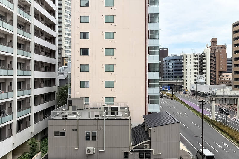 正面にはマンションが建っています。右手には「山手通り」が通っており、車の走行音が気になるかもしれません。実際の音の感じ方は現地でご確認ください。