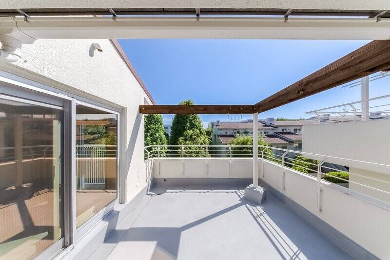 こちらの住戸には約12㎡のテラスが付いています！ 空を仰げる、開放感たっぷりの空間です。