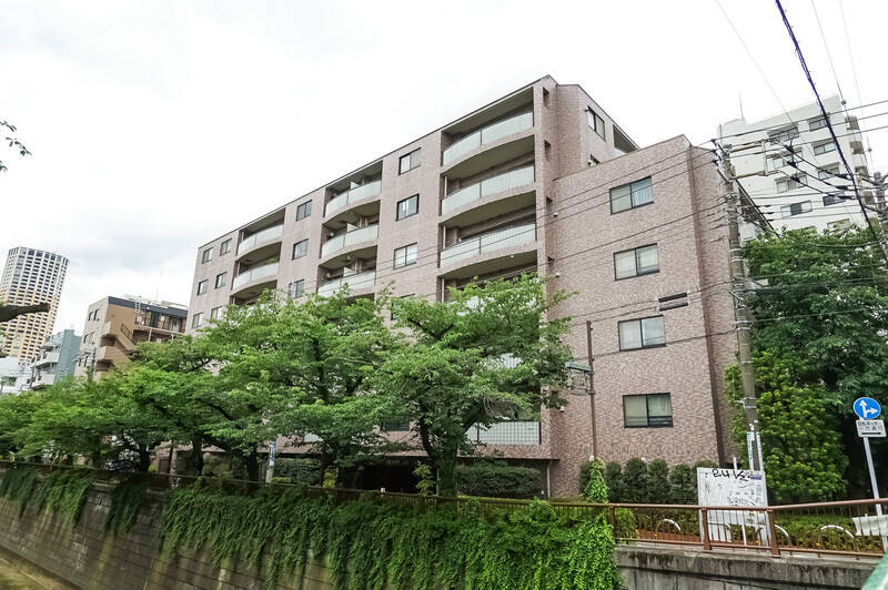 東急東横線・東京メトロ日比谷線「中目黒」駅から徒歩7分のところに位置するマンション。1997年竣工、総戸数61戸。管理員、清掃員さんは週5日勤務されており、共用部はきれいに整備されている印象でしたよ。