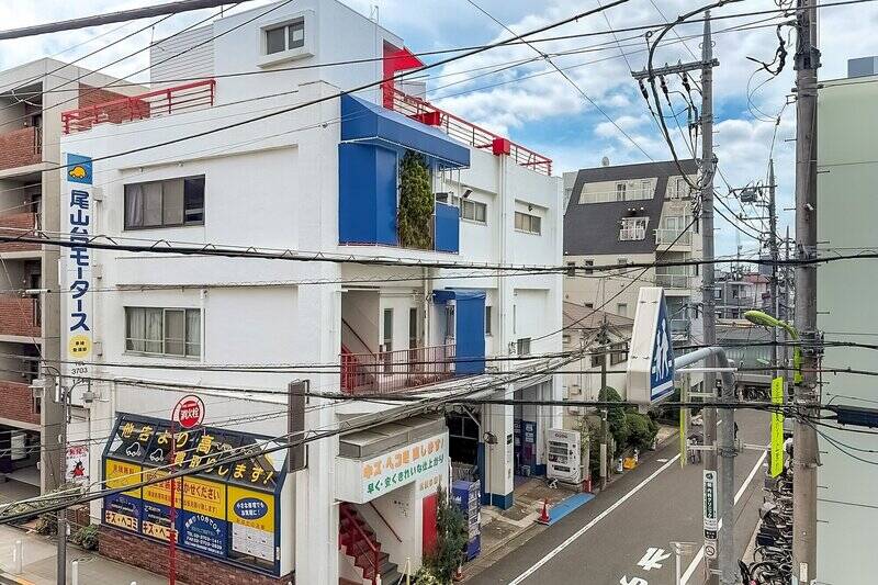 周囲には建物がありますが、道路を挟むため圧迫感は軽減されています。