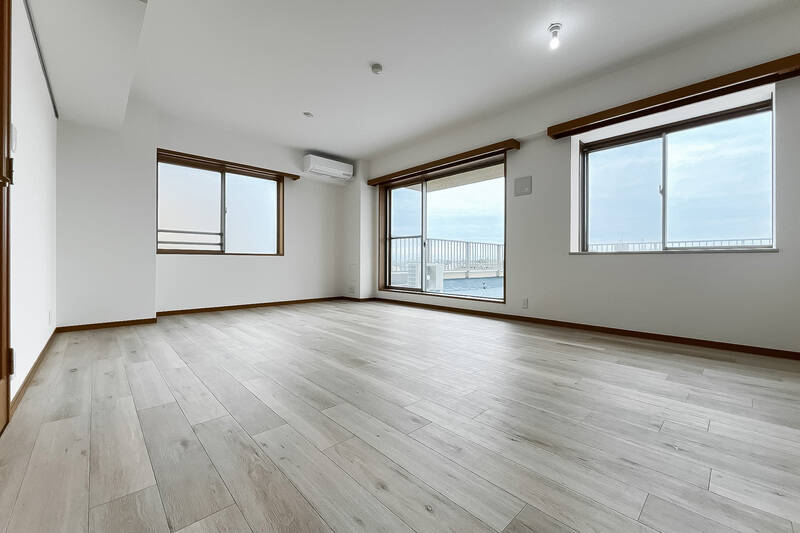 LDKは約19帖。南東・北東の二面採光です。きれいな長方形の間取りなので、家具の配置が考えやすそう。