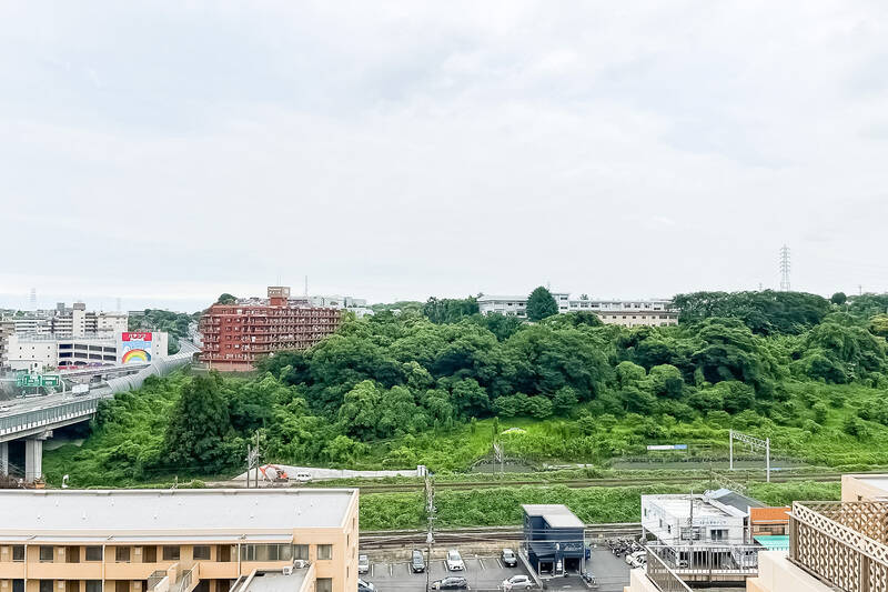 正面は目にうれしいグリーンビュー。目線の先には線路や高速道路(左手)が見えますが、やや距離があるため、個人的には外に出ても音はそこまで気になりませんでした。感じ方には個人差がありますので、この点は現地でお確かめくださいね。