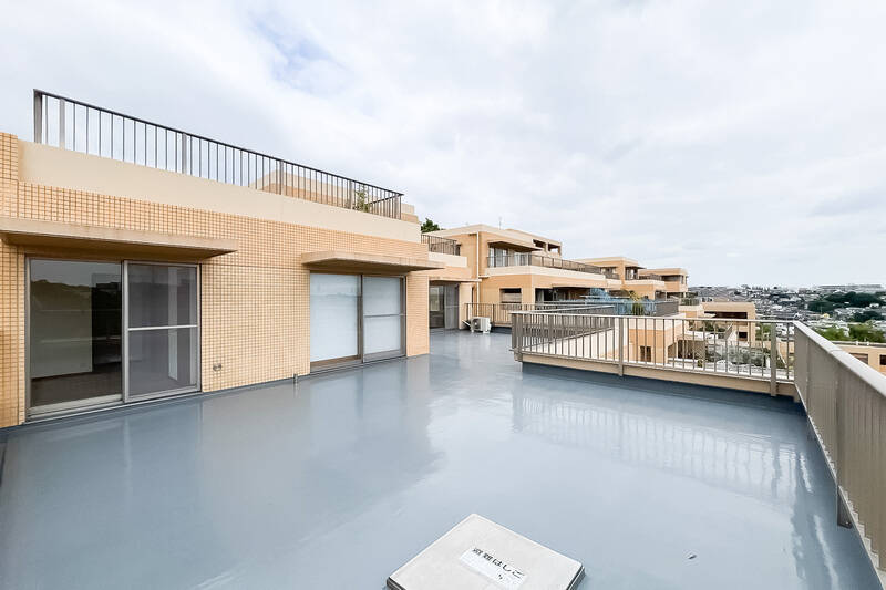 手前から、洋室A、和室。奥がリビングダイニングに面しています。お隣の住戸のルーフバルコニーとは一部向かい合う形になるので、その点はご留意ください。