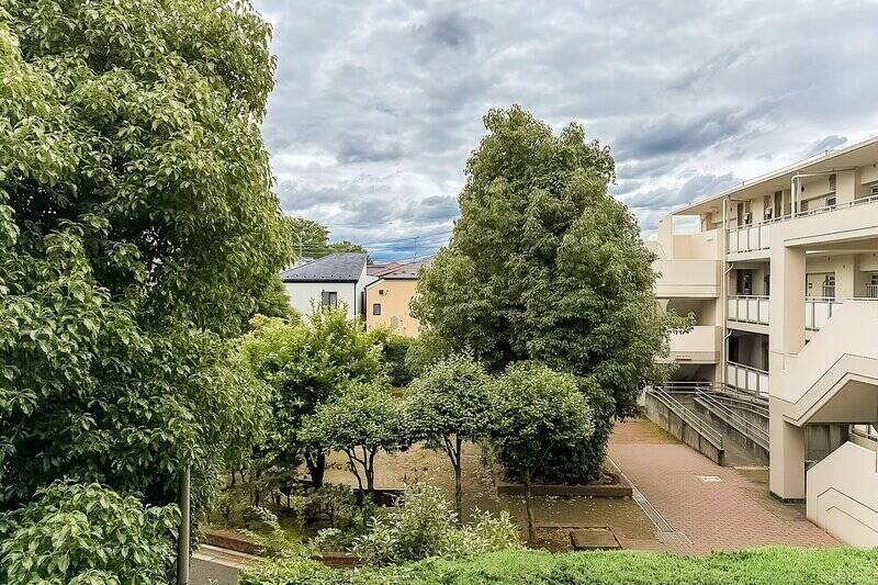 正面にはお隣の敷地の木々の緑が美しく映えています。
