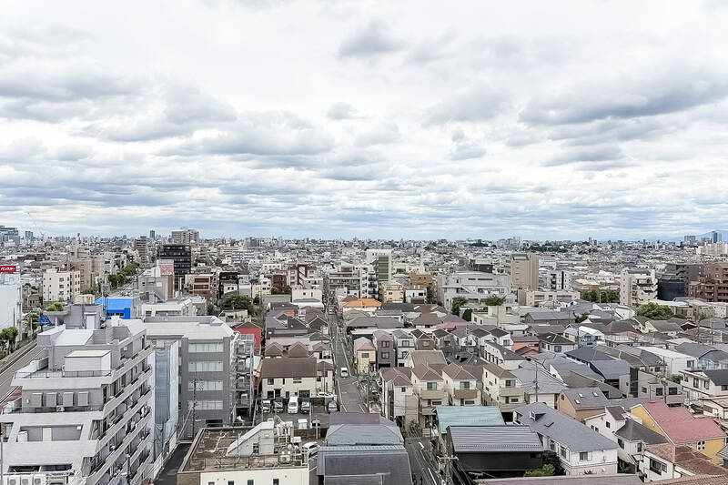 南西向きのバルコニー。12階という高層階ならではの、目の前を遮るもののないパノラマの眺望が広がります。遠くの街並みまで見渡せる開放的な景色は、日々の忙しさを忘れさせてくれる特等席です。