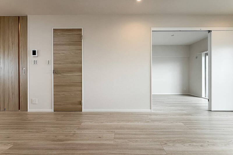 洋室Cの引き戸を開けて、LDKから見るとこんな感じ。建具が吊り下げタイプのため、床にレールがなく、スッキリとした見た目です。