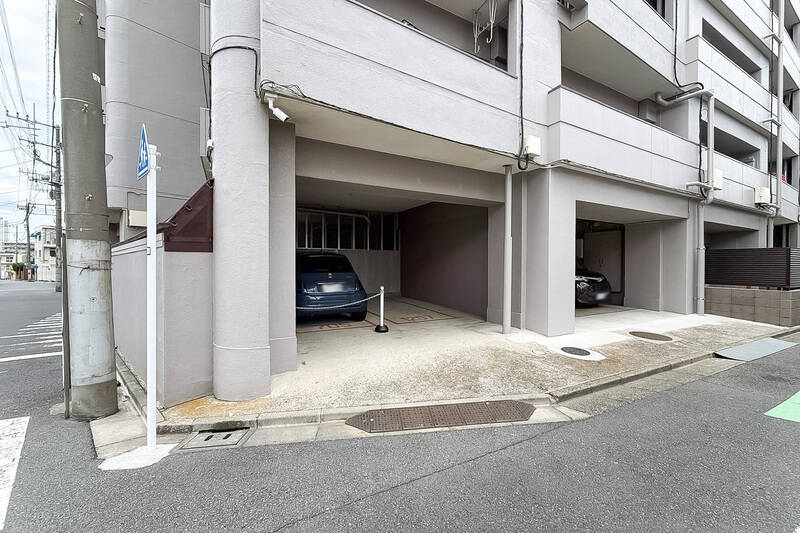 冒頭でお伝えした専用駐車場は平置きタイプで、マンションが面する環七通りから一本だけ入った道路からスムーズに乗り入れ可能。幅や高さには制限がありますので、車種やサイズなどは事前にご確認くださいね。