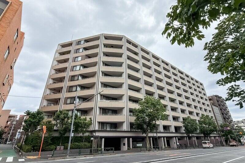 <p>マンションの厳重なセキュリティの観点から、残念ながら共用部の撮影はNG。ですが、それだけ住人のみなさまのプライバシーと安全が強固に守られている証拠でもあります。敷地内には、宅配ボックスやコンシェルジュカウンターをはじめ、ゲストルームやラウンジ、複数の庭園などの共用施設が備わっていますよ。</p>
