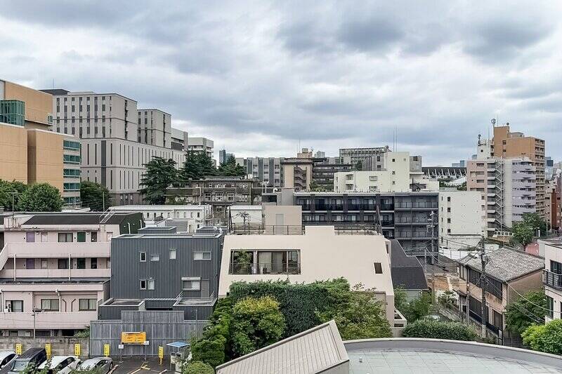 建物が複数並ぶものの、前面に遮るものがなく視界が開けています。