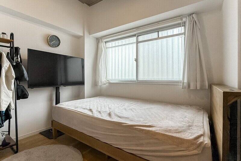 北向きに配された腰窓からはやわらかな光が差し込みます。