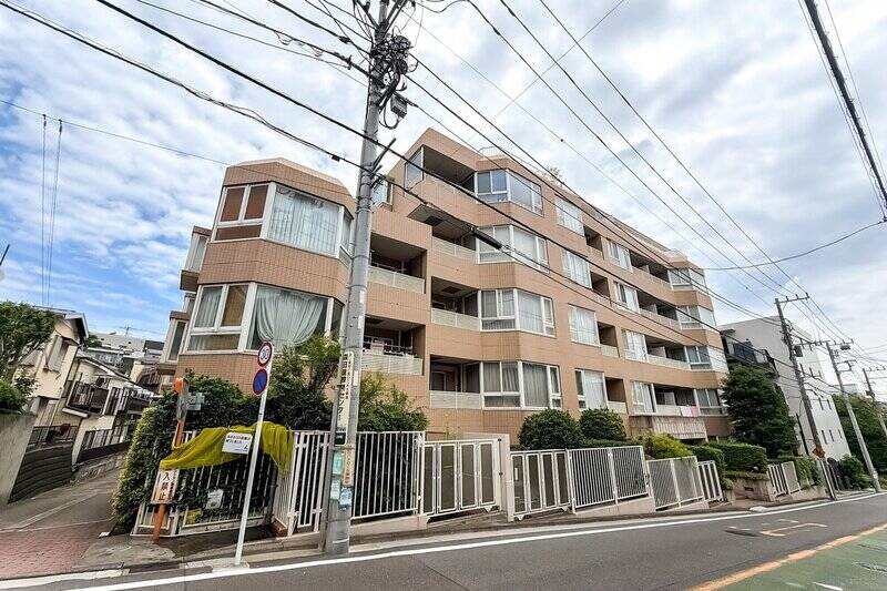 傾斜地に佇む、1991年竣工・総戸数36戸のマンション。<b>新耐震基準に適合</b>しています◎