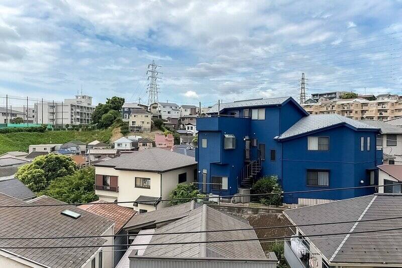 住戸所在は5階。傾斜地に建っているため、眼下から目線よりも少し高い位置にかけて街並みが広がっています。周辺に高い建物はなく、空もしっかり仰げますよ。