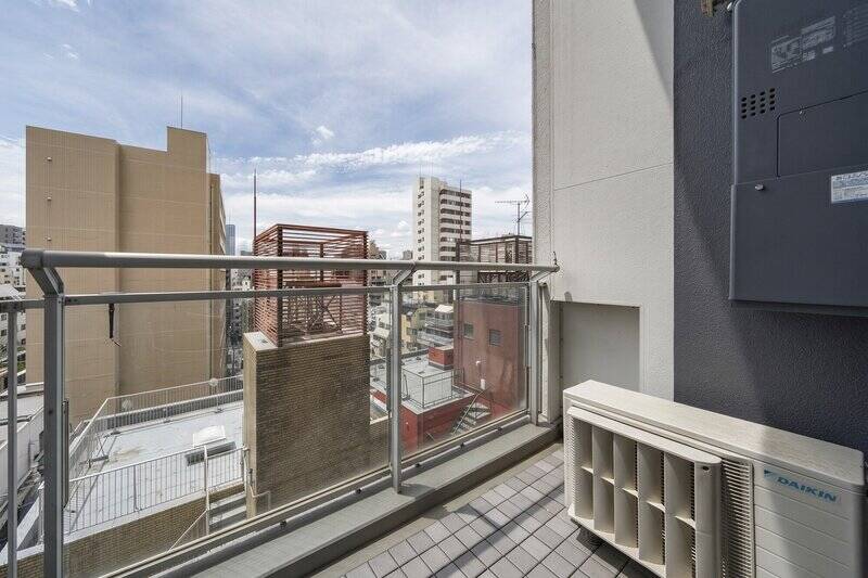 方位は南向き。高層ビルが建ち並ぶエリアですが、これだけ空が見えるのはとてもラッキー。日差しを遮るものもありません。