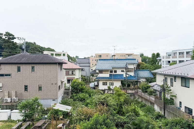 「二子玉川」駅から徒歩9分だということを、思わず忘れてしまいそうになる景色。眼下には「上野毛だれでも農園」の敷地が広がっています。