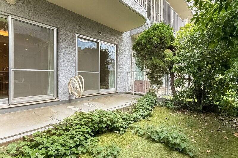 お庭には芝付きの防草シートを新設。こぢんまりとしたスペースながら、植物を育てたり、リクライニングチェアを置いて日光浴を楽しんだりと、外で過ごすひとときを気軽に取り入れられそうです。