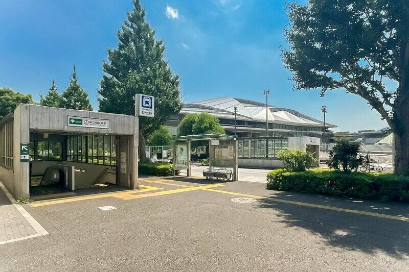 今回ご紹介するマンションは、都営大江戸線「国立競技場」駅から徒歩7分。さらにJR中央・総武線「千駄ヶ谷」駅や東京メトロ丸ノ内線「四谷三丁目」駅も普段使いできる、都心の利便性を享受する好立地です。