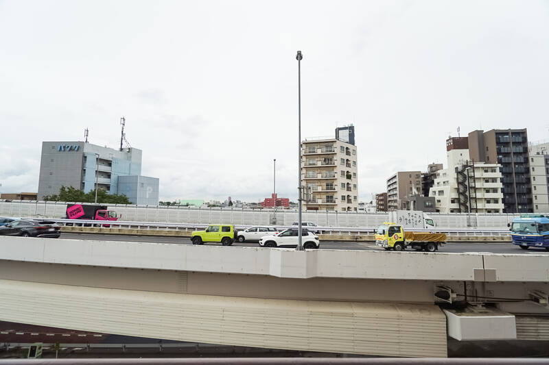 窓を開ければ、ちょうど目線の高さに高速道路を走る車たちが見えます。ブラインドやレースカーテンは必須になりそうですが、空が大きく、たっぷり日光を受けられそうなのはGOODですね。