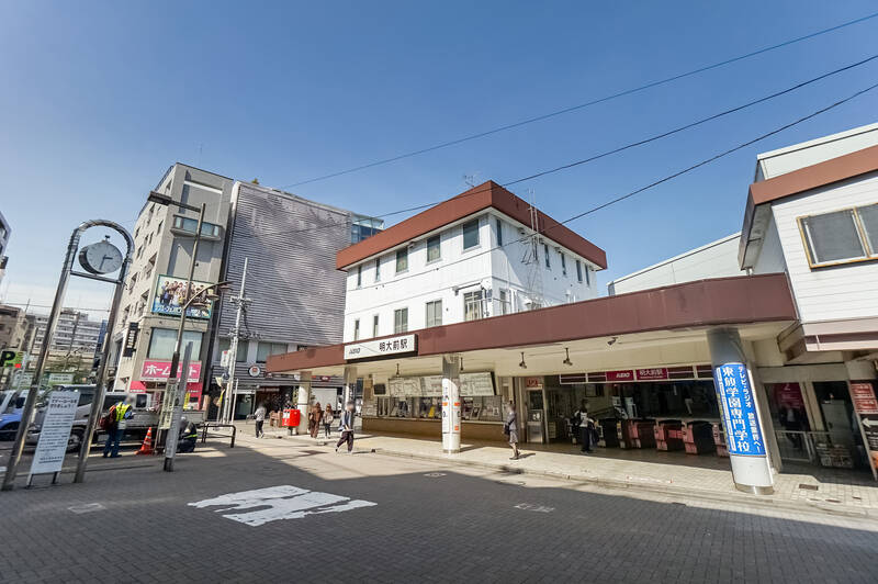 最寄りは、京王線と井の頭線が交差する「明大前」駅で、徒歩4分の距離。特急・急行停車駅なので、「渋谷」「新宿」などのターミナル駅へのアクセス良好なのが魅力です。駅ビル「フレンテ明大前」に飲食店や書店、フィットネスクラブなどが入っているほか、駅周辺には飲食チェーン店が揃っていて便利に暮らせそう！