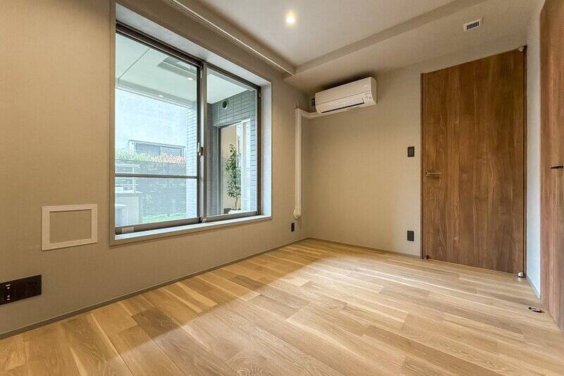 LDKに隣接する洋室Aにきました。こちらからもテラスにアクセス可能です。