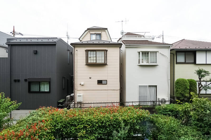 住戸は2階に所在。正面には戸建て、眼下には1階住戸の専用庭が見えています。