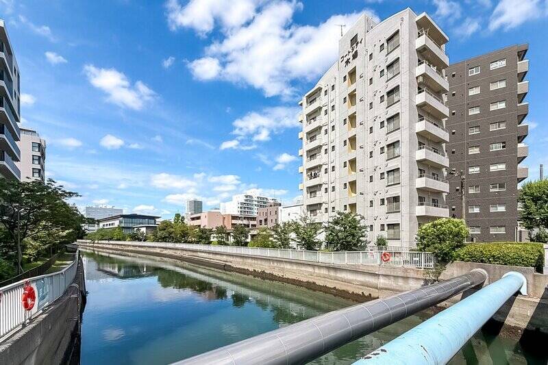 マンションは「木場」と「門前仲町」の間を流れる「平久川」沿いに所在します。ほら、もう右手に白い建物が見えてきましたよ。