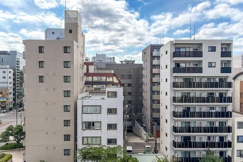 こちらは、川の向こうに建物が見える眺望。景色の抜け感は、北東側の方がありますね。