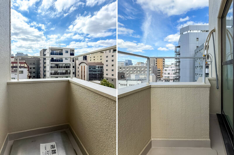 バルコニーはコンパクトなサイズ。手すり壁がやや低めのため、高所が苦手な方は現地でご確認ください。