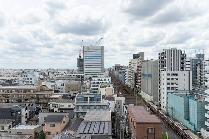周辺に高い建物が少なく、圧迫感のない眺望です。右手には京王線の線路や首都高速道路があるため、音の聞こえ方は現地での確認ポイントとしてみてください。