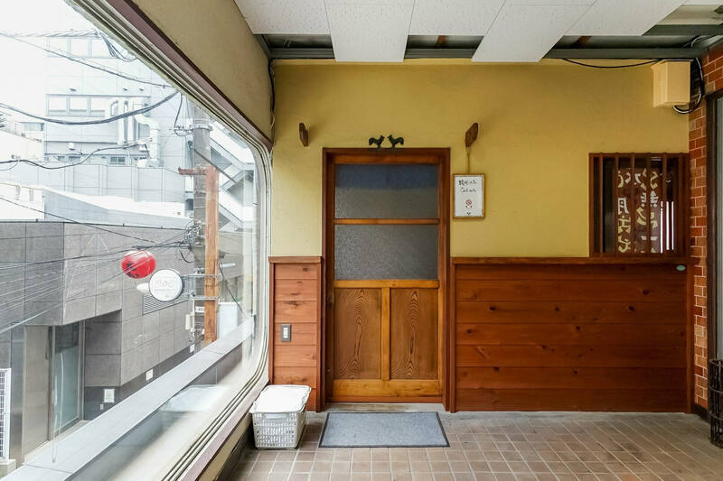 筆者おすすめの「酒とつまみ水無月」。落ち着いた雰囲気の店内で、旬の食材を使ったお料理とお酒をゆっくり楽しめる一軒です。(徒歩6分)