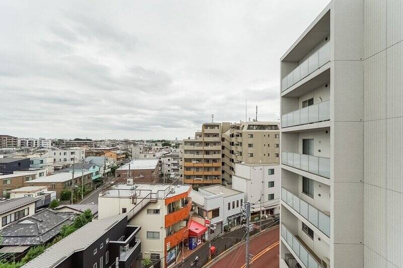 視界の右側には隣の建物が迫っていますが、左側は街を見渡すなかなかの眺め。取材日は曇りでしたが、晴れた日には午前の光をたっぷり浴びることができそうです。