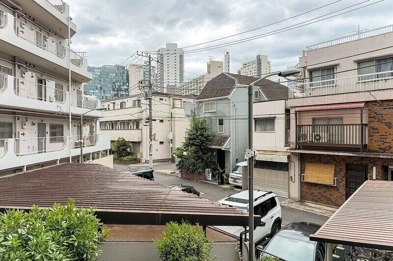 こちらは洋室Bからのみアクセス可能。周辺の建物とはやや距離が取れており、先ほどのバルコニーに比べると圧迫感は和らいでいます。