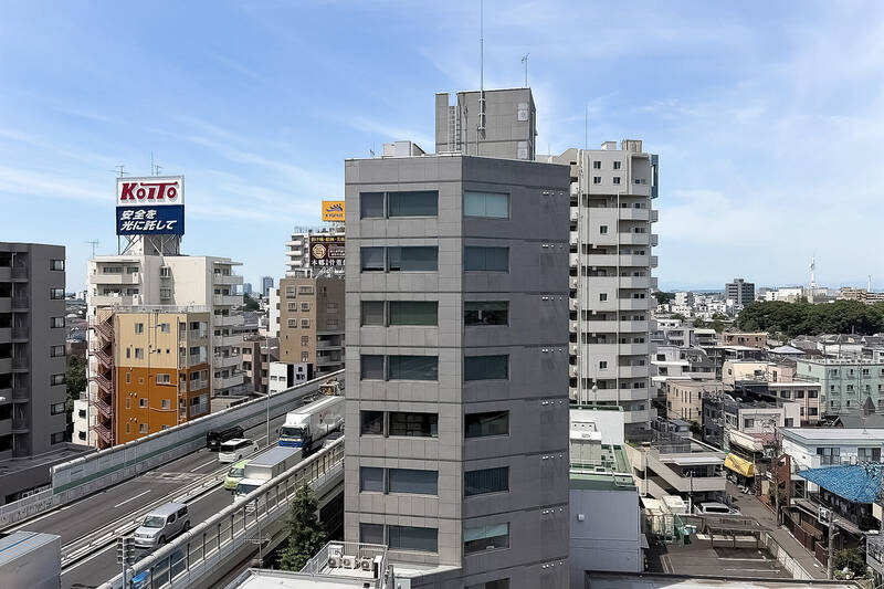 正面には建物が見えますが、距離が取れているため圧迫感はありません。左手には首都高速道路があります。車の走行音は思ったほど気になりませんでしたが、感じ方には個人差があるため、ぜひ現地でもご確認くださいね。