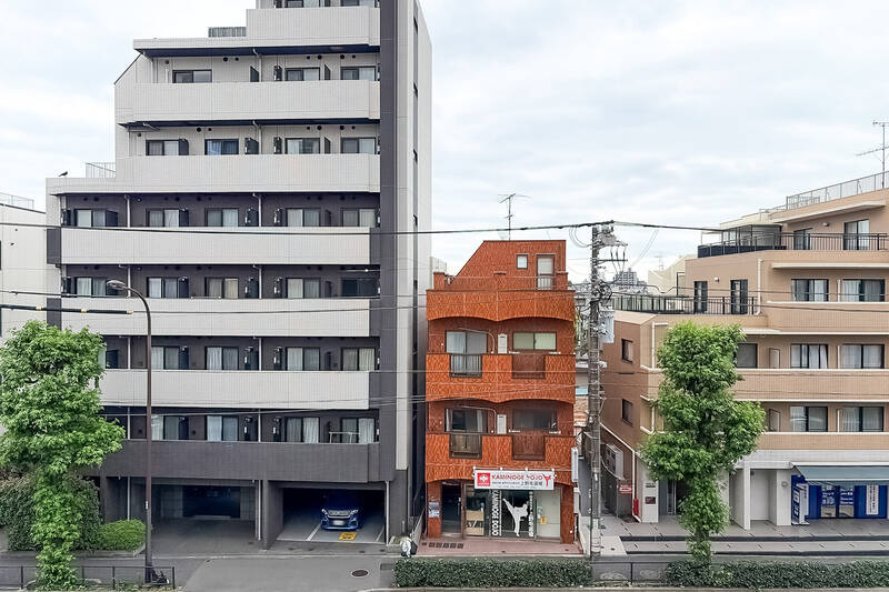 北東向きのバルコニー。通りを挟んでマンションが建っていますが、少し距離があるため視線は気になりにくそうです。