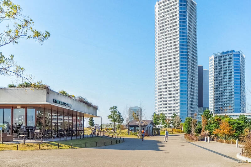 そして豊かな自然にも触れられるのも見逃せないポイント！ マンションから徒歩11分のところには「多摩川河川敷」があり、ちょっとリフレッシュしたい時に散歩に出かけるのもよさそう♪ 丘の上には「スターバックスコーヒー 二子玉川公園店」もありますよ。