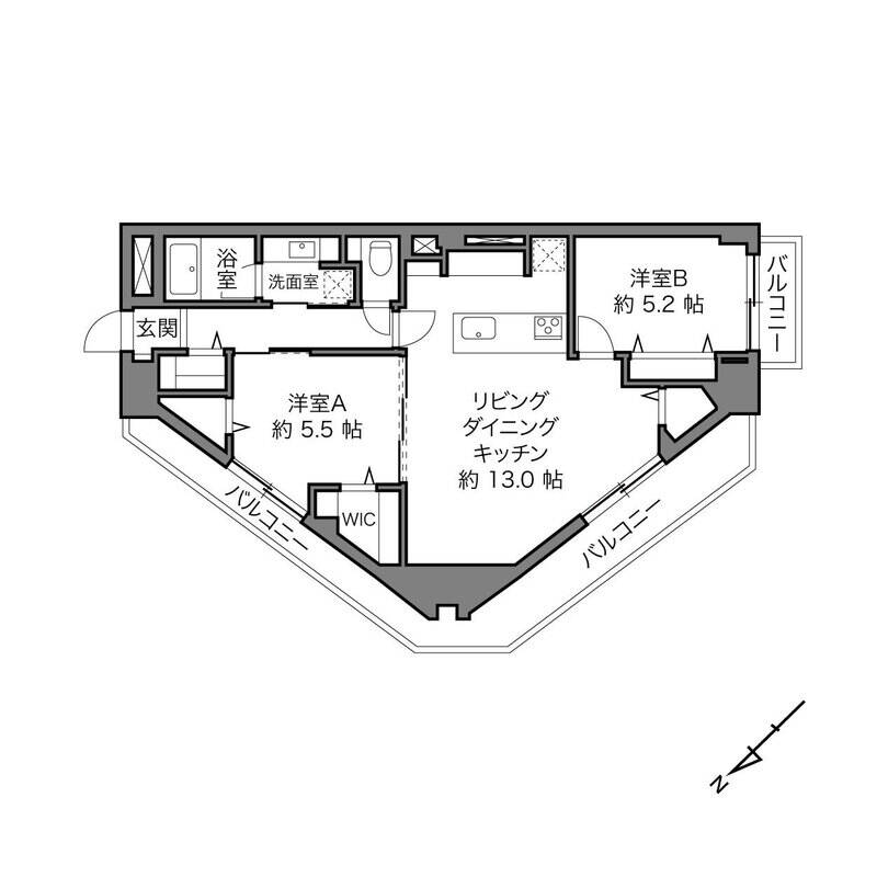 住戸は “栗” をひっくり返したような、なかなか見かけない形。角住戸ならではのプランで、三方をバルコニーに囲まれています。