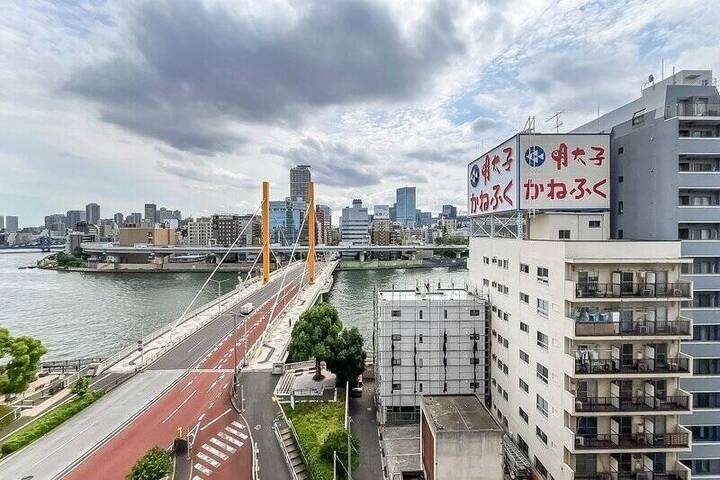 橋の袂で流れを見つめ