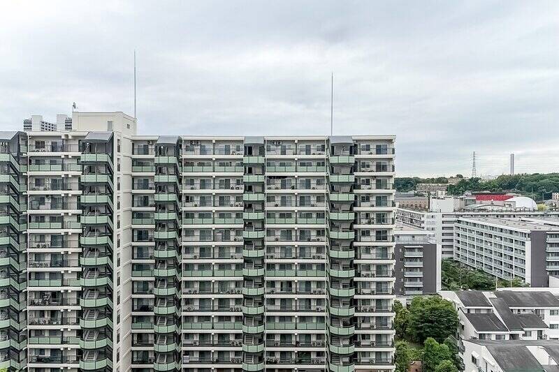 正面には同じマンションの別棟が見えます。棟同士の距離がしっかり取られているため圧迫感はありませんが、視線が少し気になるかもしれません。感じ方には個人差があるため、現地でご確認くださいね。