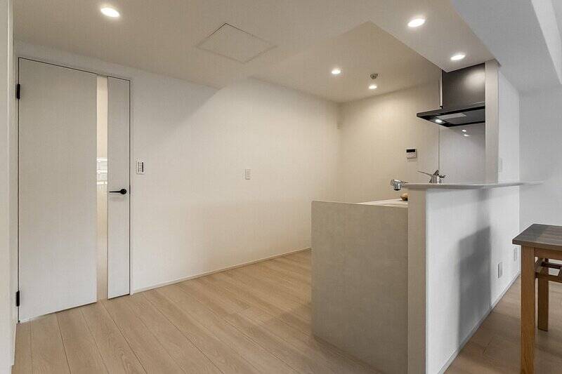 配膳やちょっとした作業に便利なミニカウンター付きのキッチン。背面には、冷蔵庫やカップボードを置けるスペースを十分に確保しています。