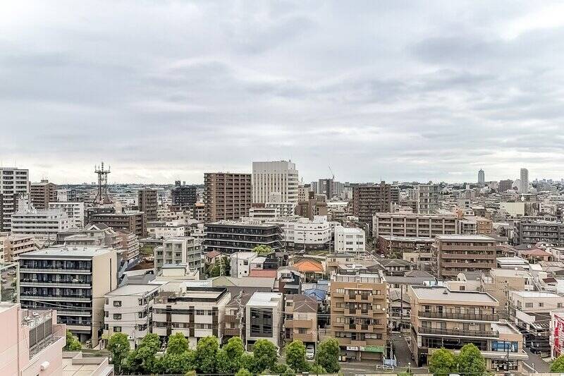 北側のバルコニーからの眺望はこんな感じ。周辺に視線を遮る高い建物がないため、遠くまで抜ける空と街並みを見渡すことができますよ!