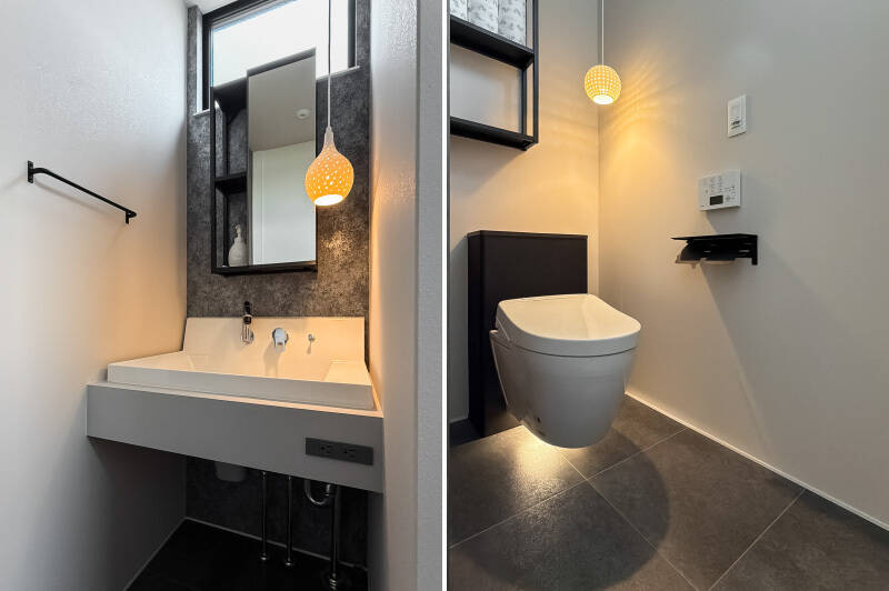 <b>左・</b>黒とグレーを基調とした、ホテルライクな印象の洗面室。／<b>右・</b>トイレは、なんと床から浮かせたフロートタイプ。足元に空間があるため、お掃除もしやすそうです。