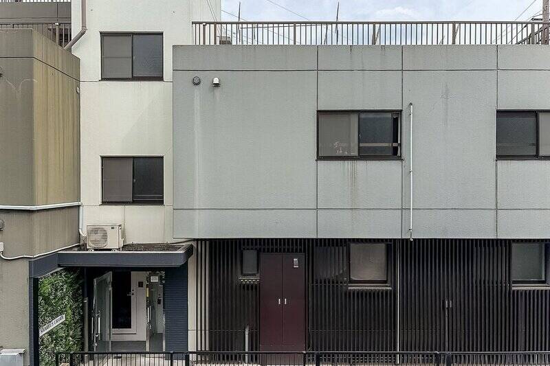 テラスから外を眺めると正面には建物があるので、視線が気になる方はサンシェードのようなものを使用するのがおすすめです。